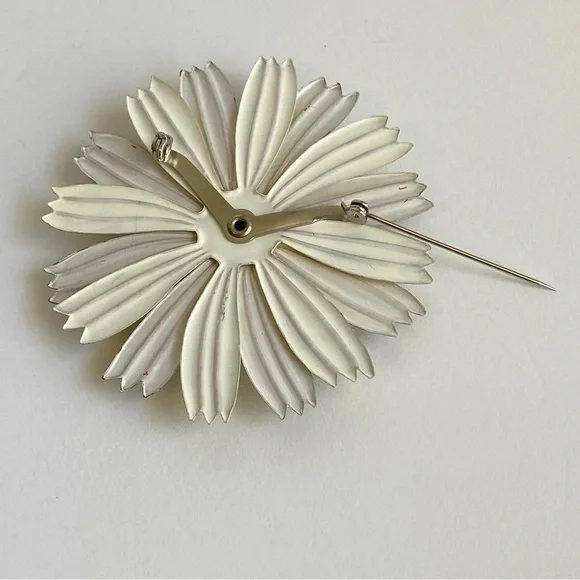 Vintage Enamel Daisy Brooch Sunburst Sunshine Pin 60s Retro Mod Yellow Tan Large - Picture 7 of 8